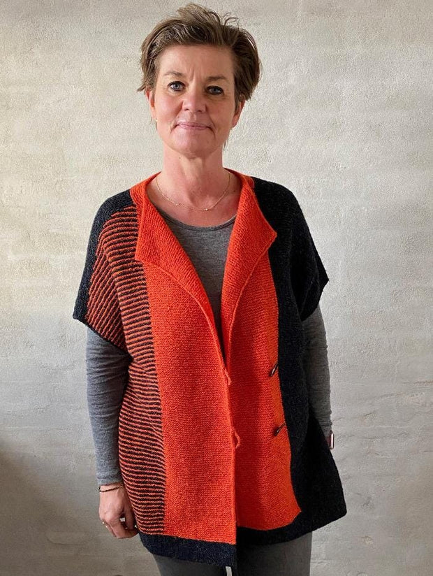 Avenue vest by Hanne Falkenberg, knitting kit | 72 Charcoal, 
11 Dark orange