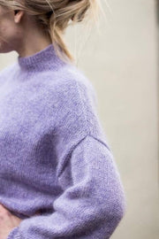 Balloon sweater designed by PetiteKnit, light purple knitted sweater with balloon sleeves, the shoulder