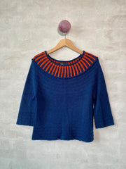 Bellis bluse af Hanne Falkenberg, strikkekit | Navy (411 / 15), Orange (410)