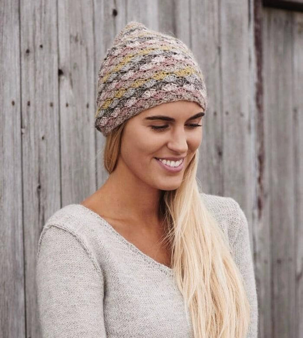 Crochet hat with shell stitch by Önling, pattern