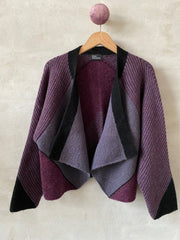 Dacapo cardigan af Hanne Falkenberg, strikkekit | 95 Plum, 96 Blueberry, 71 Black