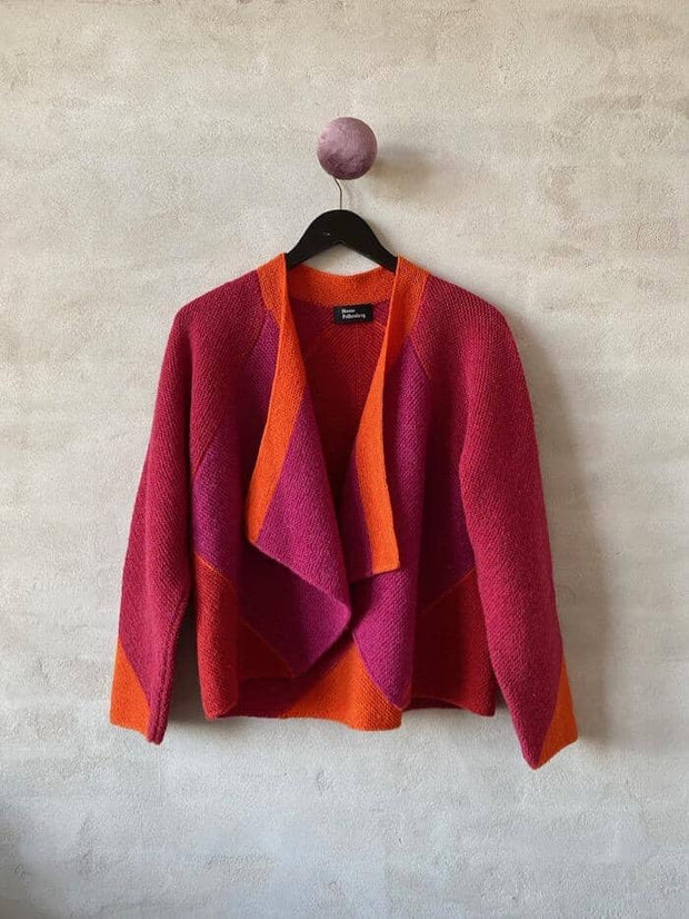 Dacapo cardigan af Hanne Falkenberg, strikkekit | 93 Tomato red, 59 Fuchsia, 08 Orange