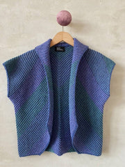 Duet vest af Hanne Falkenberg, strikkekit | 47 Sea blue, 60 Lilac (x), 101 Pigeon blue, 25 Avocado (x)