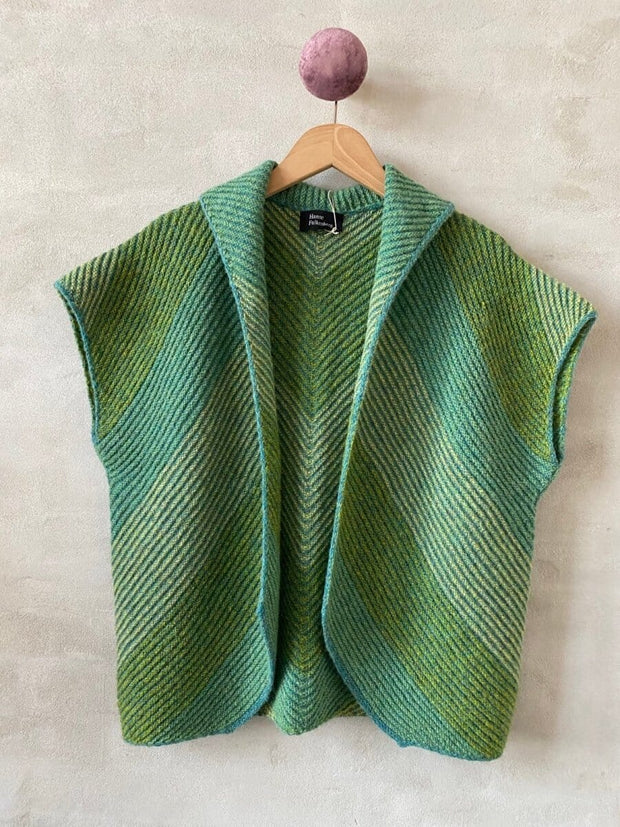 Duet vest af Hanne Falkenberg, strikkekit | 25 Avocado (x), 33 Apple green, 22 Green Pea (x), 29 Spring green