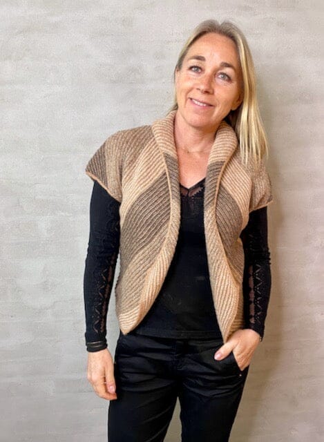 Duet vest by Hanne Falkenberg, No 20 knitting kit | 109 Casmen, 90 Oats, 108 Mushroom, 70 Grey-brown mix