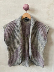 Duet vest af Hanne Falkenberg, strikkekit | 77 Silver grey, 75 Grey, 62 Dusty rose, 01 Winter white