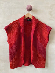 Duet vest af Hanne Falkenberg, strikkekit | 67 Poppy red, 93 Tomato red, 08 Orange, 58 Raspberry