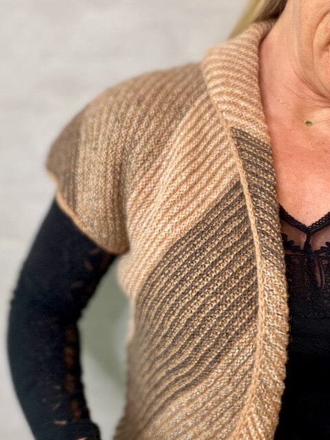 Duet vest by Hanne Falkenberg, No 20 knitting kit | 109 Casmen, 90 Oats, 108 Mushroom, 70 Grey-brown mix