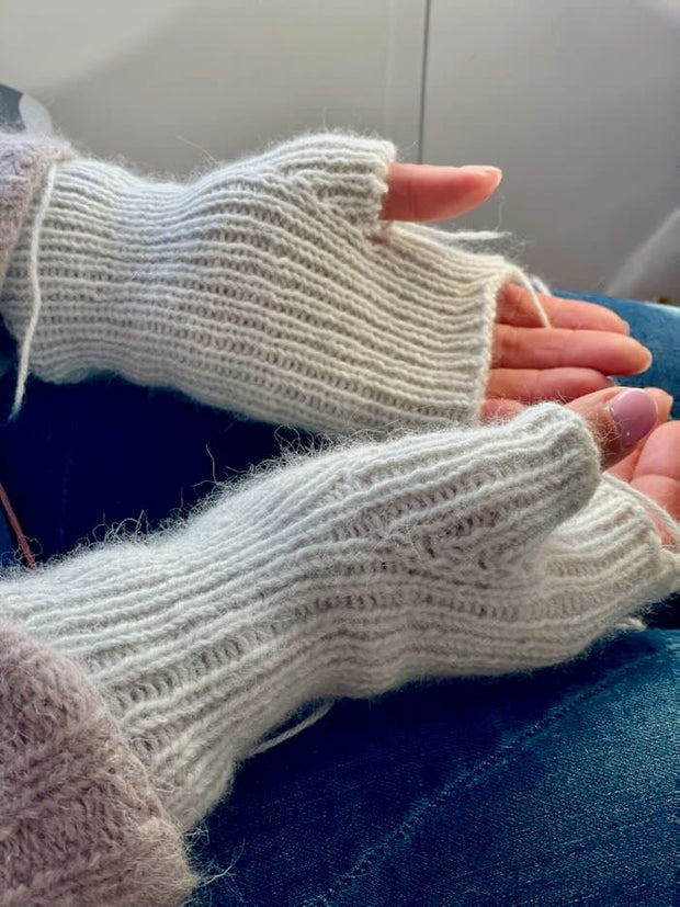 Easy Peasy Filipa wrist warmers by Önling, No 1 knitting kit Knitting kits Önling - Katrine Hannibal