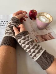 Fiona wrist warmers by Önling, knitting pattern Knitting patterns Önling - Katrine Hannibal