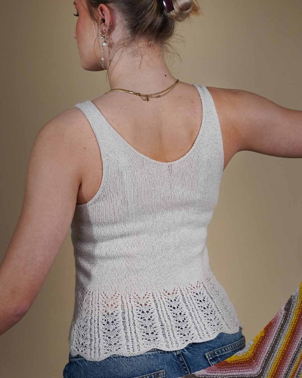 Fryd Top | Adorable top with v-neck and lace pattern | Önling design