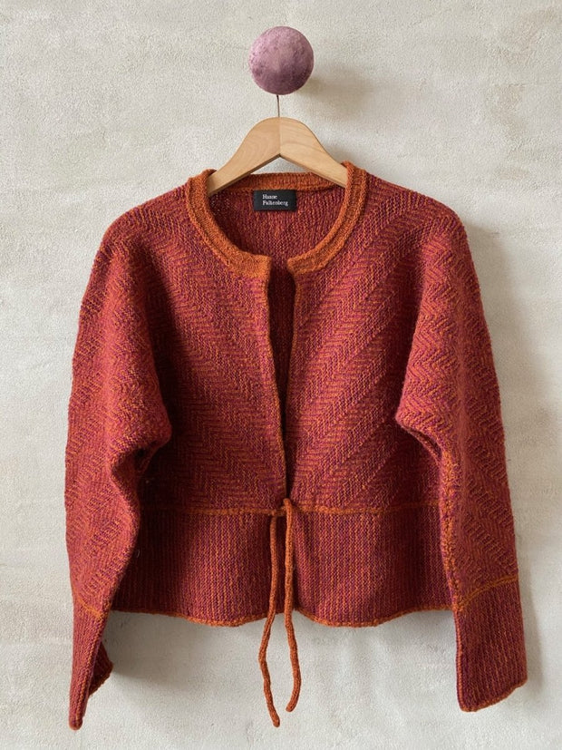 Jazz cardigan/sweater af Hanne Falkenberg, strikkekit | 12 Rust, 64 Vinrød