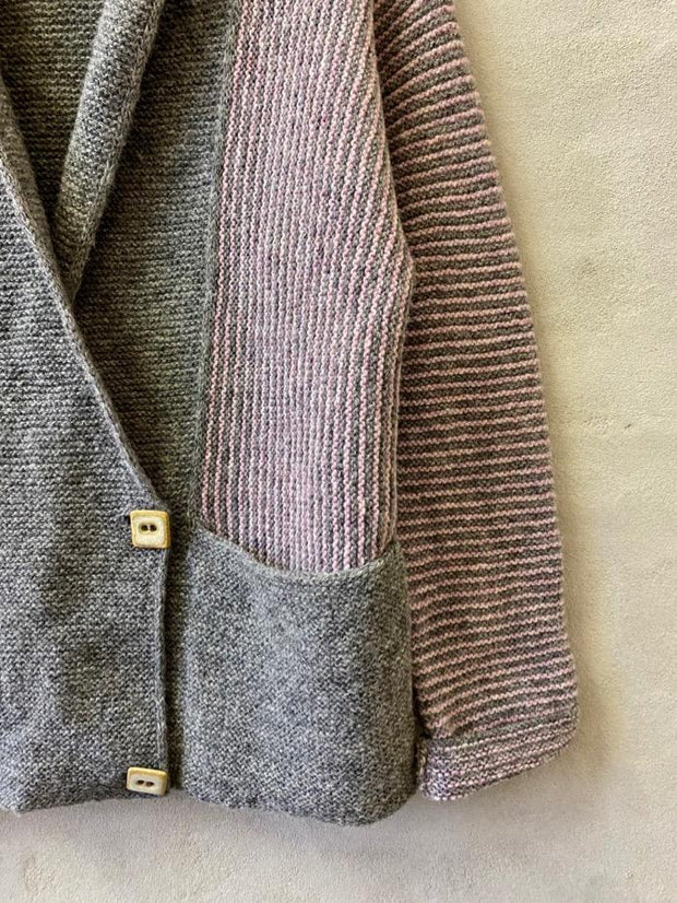 Kvadrille jakke af Hanne Falkenberg, strikkekit | 75 Grey, 62 Dusty rose