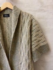 Lagune cardigan af Hanne Falkenberg, strikkekit | 108 Mushroom, 90 Oats