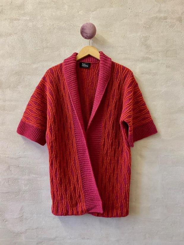 Lagune cardigan af Hanne Falkenberg, strikkekit | 58 Raspberry, 11 Dark orange