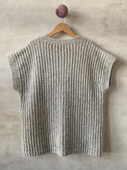 Links vest af Hanne Falkenberg, strikkekit | 77 Silver grey