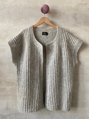 Links vest af Hanne Falkenberg, strikkekit | 77 Silver grey