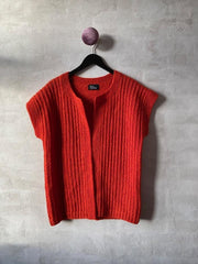 Links vest af Hanne Falkenberg, strikkekit | 93 Tomato red