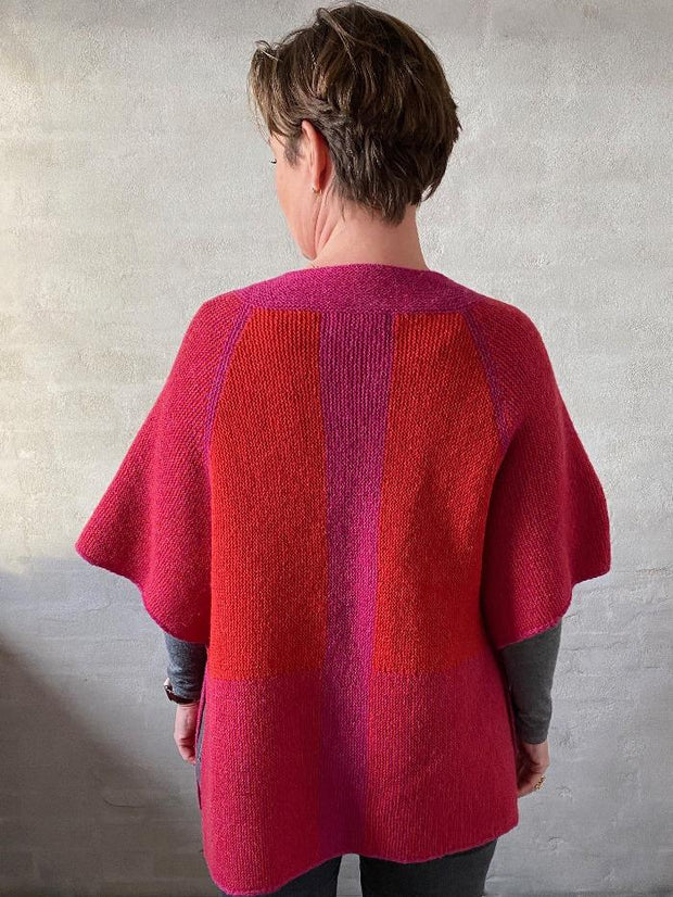 Mariager vest af Hanne Falkenberg, strikkekit | 93 Tomato red, 59 Fuchsia