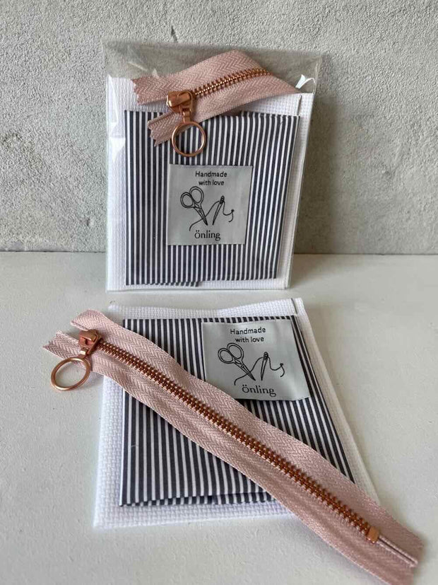 Materialekit med foer, lynlås mm til broderet telefonpung Broderi-kit Önling Stribet foer + rosa lynlås 