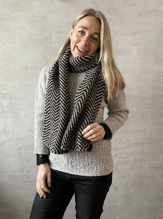 Maxi shawl af Hanne Falkenberg, strikkekit | 71 Black, 90 Oats