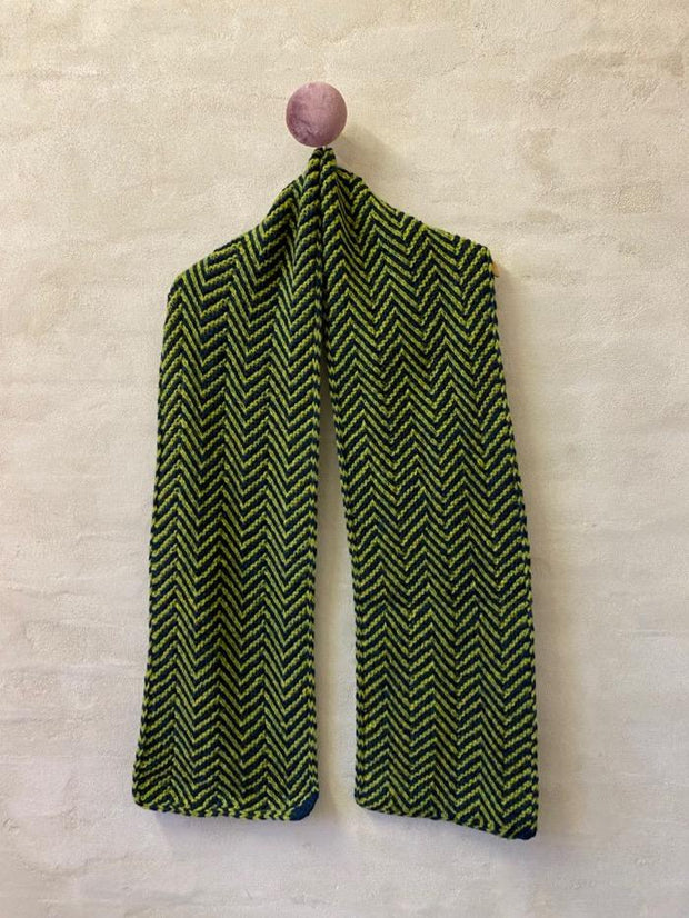 Maxi sjal af Hanne Falkenberg, strikkekit | 71 Black, 29 Spring green