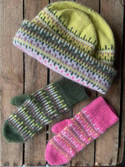 No 44 Beanie, VesterbyCrea | Gul (103503, cellery), Army grøn (vils) x, Råhvid (01, grigio), Mørk rosa (40097, cinnamon)