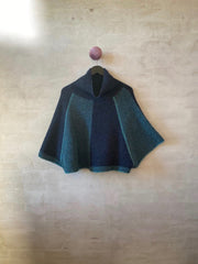 Pirouette poncho af Hanne Falkenberg, strikkekit | 73 Thunder blue, 38 Irgrøn