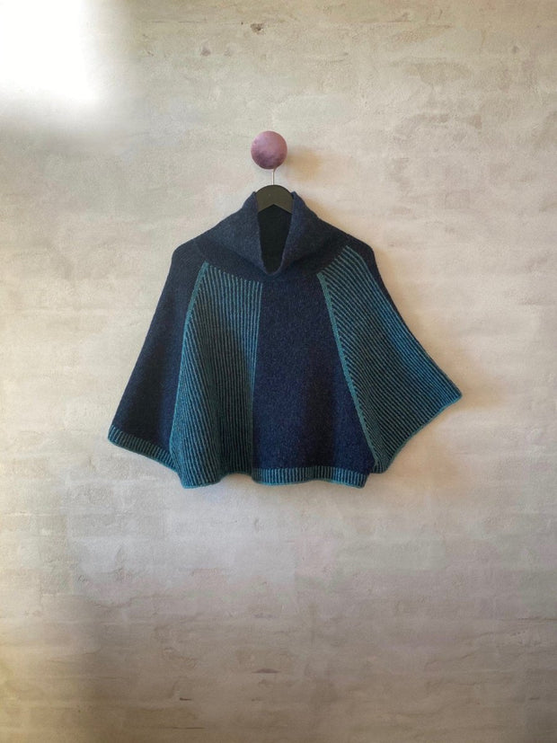 Pirouette poncho af Hanne Falkenberg, strikkekit | 73 Thunder blue, 38 Irgrøn