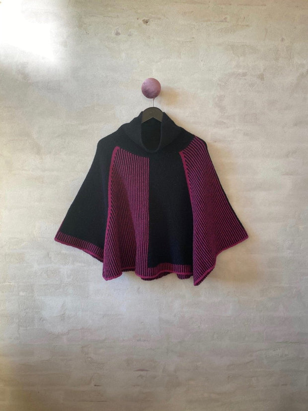 Pirouette poncho af Hanne Falkenberg, strikkekit | 71 Black, 64 Vinrød