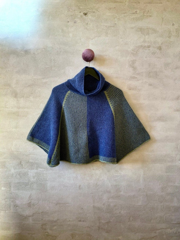 Pirouette poncho af Hanne Falkenberg, strikkekit | 47 Sea blue, 30 Lindegrøn