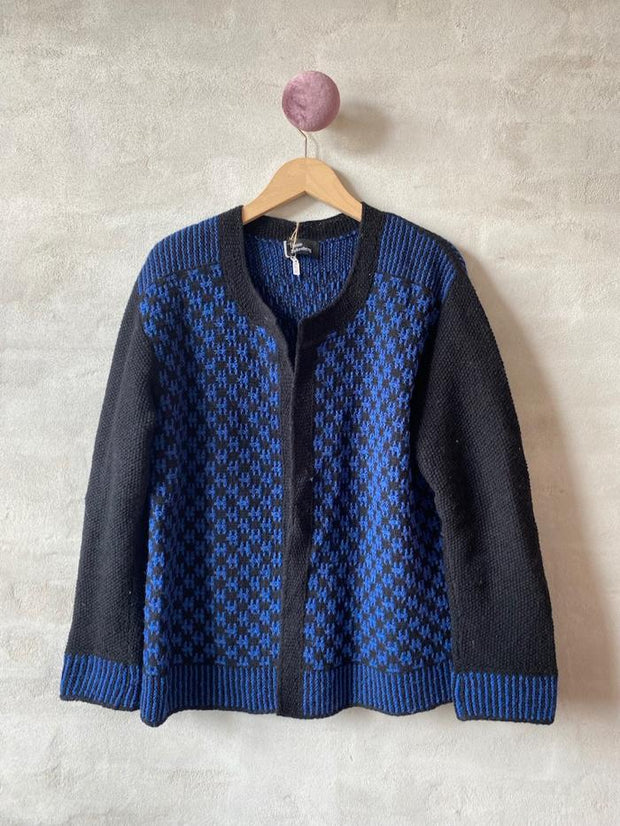 Print jacket by Hanne Falkenberg, knitting kit | 71 Black, 47 Sea blue