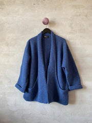 Pygmalion cardigan af Hanne Falkenberg, strikkekit | 73 Thunder blue