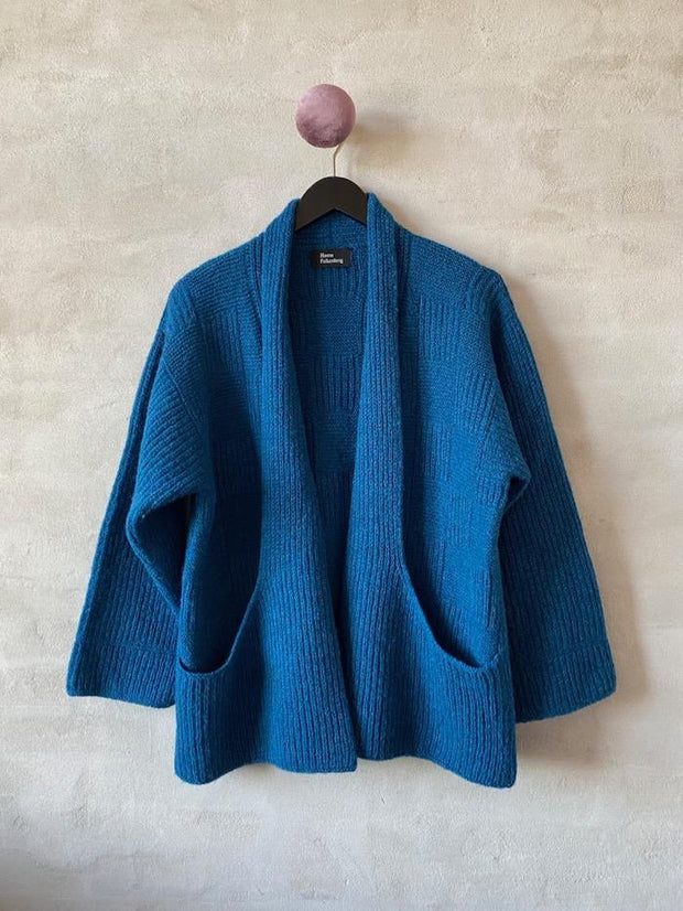 Pygmalion cardigan af Hanne Falkenberg, strikkekit | 47 Sea blue