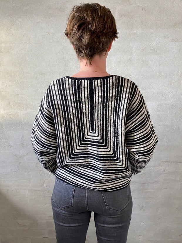 Pyramide sweater af Hanne Falkenberg, strikkekit | 71 Black, 90 Oats