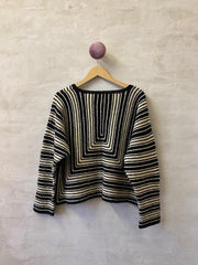 Pyramide sweater af Hanne Falkenberg, strikkekit | 71 Black, 90 Oats