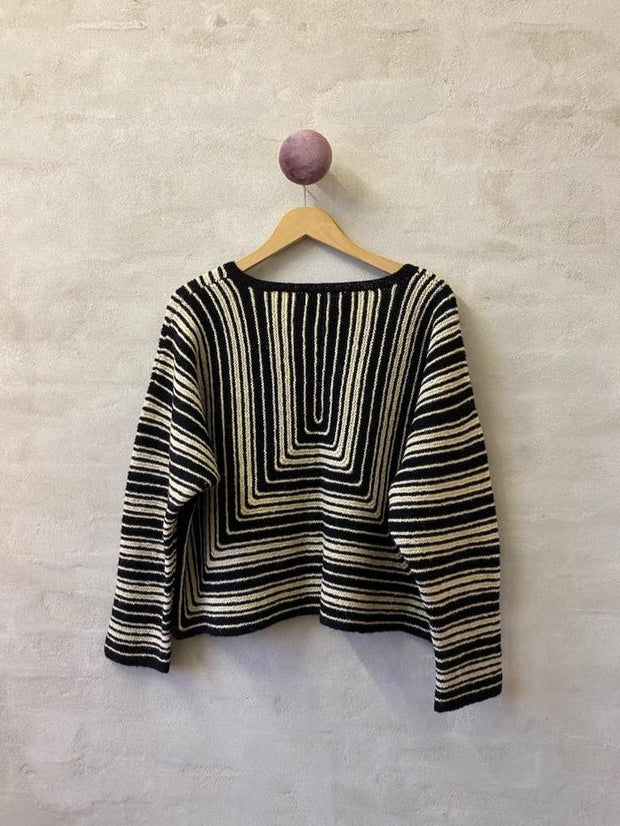 Pyramide sweater af Hanne Falkenberg, strikkekit | 71 Black, 90 Oats