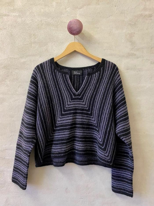 Pyramide sweater af Hanne Falkenberg, strikkekit | 71 Black, 96 Blueberry