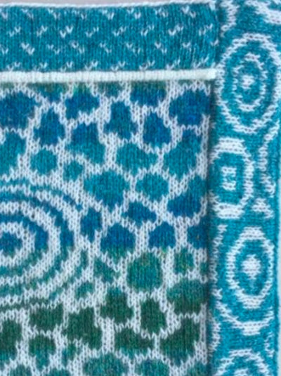Raindrop shawl, Ruth Sørensen | 38 Irgrøn, 41 Petrol, 101 Pigeon blue, 25 Avocado (x), 01 Winter white