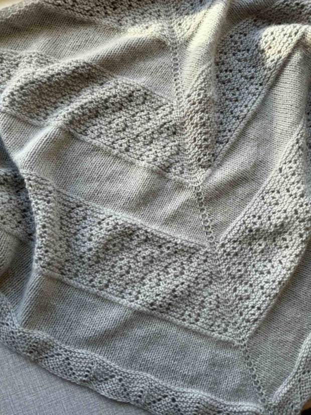 Rose bud shawl by Önling, knitting pattern Knitting patterns Inge - Lis Holst