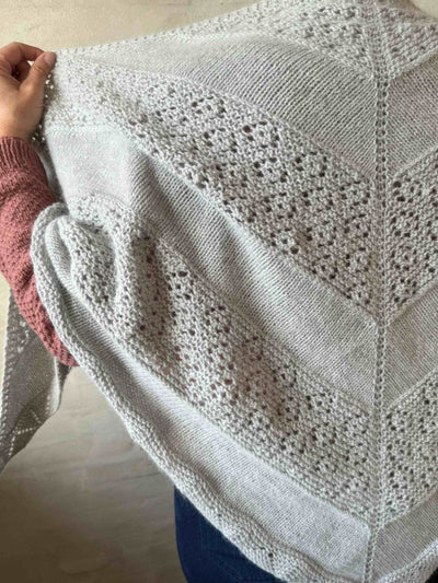 Rose bud shawl by Önling, knitting pattern Knitting patterns Inge - Lis Holst