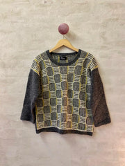 Saga II sweater af Hanne Falkenberg, strikkekit | 72 Charcoal, 75 Grey, 04 Curry yellow