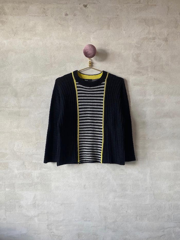 Strips bluse af Hanne Falkenberg, No 21 strikkekit | Black (406), Pearl grey (404 / 8945), Mustard (419)