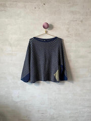 Studio trøje af Hanne Falkenberg, No 21 strikkekit | Navy (411 / 15), Flax (407)