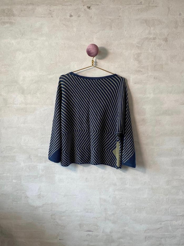 Studio trøje af Hanne Falkenberg, No 21 strikkekit | Navy (411 / 15), Flax (407)