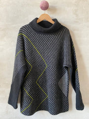 Studio Long sweater af Hanne Falkenberg, strikkekit | 71 Black, 74 Slate grey, 22 Green Pea (x)