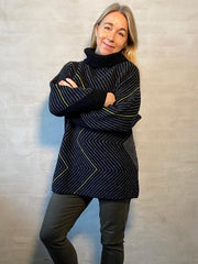 Studio Long sweater af Hanne Falkenberg, strikkekit | 71 Black, 74 Slate grey, 22 Green Pea (x)