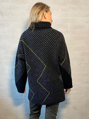 Studio Long sweater af Hanne Falkenberg, strikkekit | 71 Black, 74 Slate grey, 22 Green Pea (x)