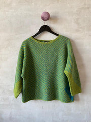 Studio sweater af Hanne Falkenberg, strikkekit | 22 Green Pea (x), 38 Irgrøn