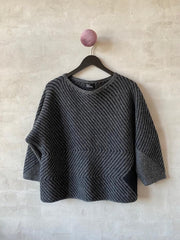 Studio sweater af Hanne Falkenberg, strikkekit | 74 Slate grey, 71 Black